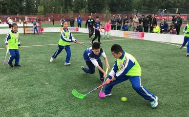 北京首屆旱地冰球校園賽舉行 原來冰球還能這樣玩?